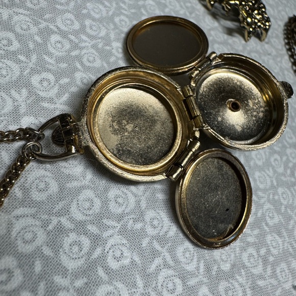 Brooch 3 hinges opens for photos 2.75”gold tone pearl rhinestones pin VINTAGE - Picture 3 of 14